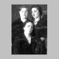 020-0091 Kellermuehle um 1937. Elise Zimmermann mit Tochter Margarete links und Hildegard rechts .jpg